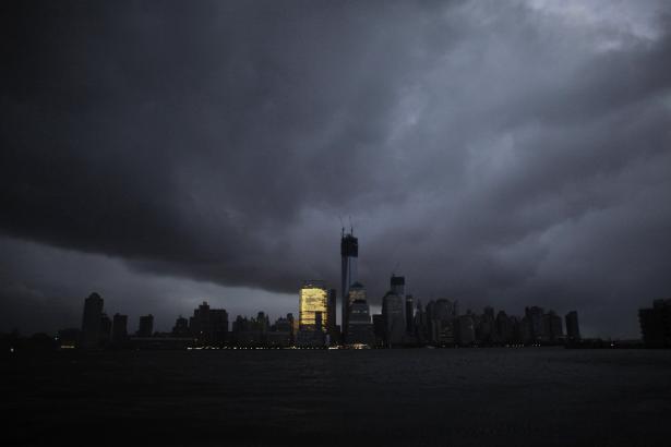 Σκοτάδι στη Νέα Υόρκη, φωτισμένη η Goldan Sachs